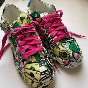 Graffiti Print Women's Sneakers with Pink Laces, 10.5